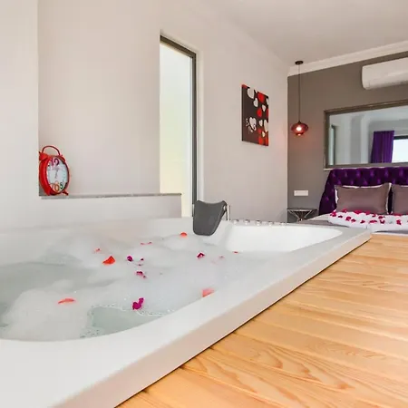 1 Bedroom 5374 *